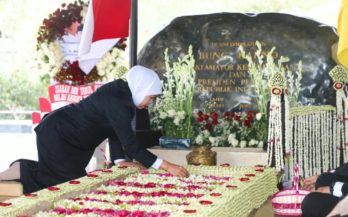 Thumbnail Berita - Hari Jadi ke-81 Jatim, Gubernur Khofifah Ziarah ke Makam Proklamator Bung Karno Ajak Teladani Semangat Gotong Royong