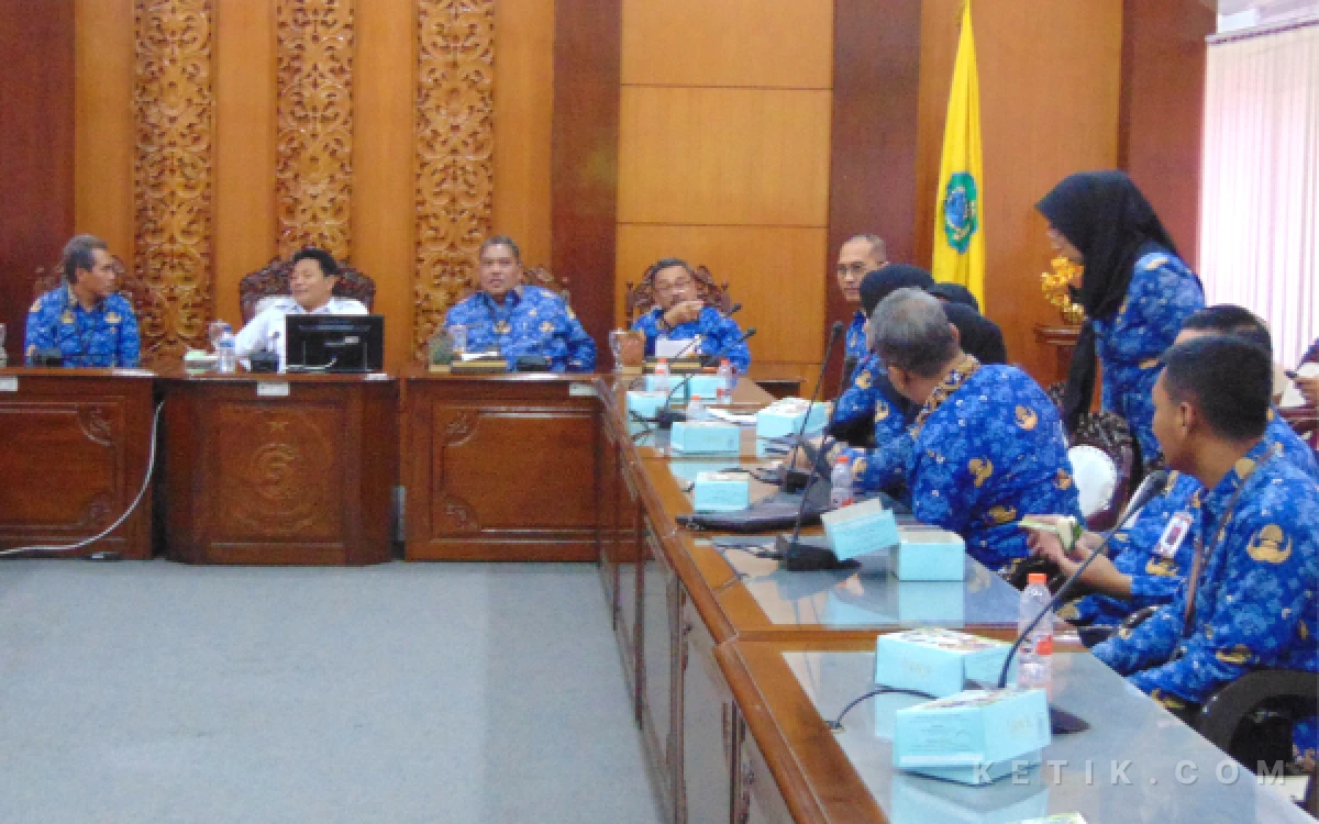 Foto Para pejabat Pemkab Sidoarjo serta kepala-kepala desa menyatakan mendukung Bupati Subandi untuk menyukseskan program Presiden Prabowo Subianto. (Foto: Fathur Roziq/Ketik.com)