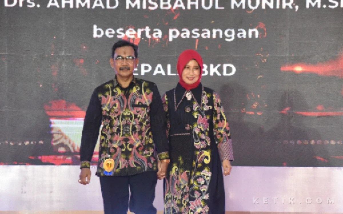 Foto Kepala Badan Kepegawaian Daerah (BKD) Sidoarjo Misbachul Munir bersama istri juga tampil memeratakan busana batik asal Sidoarjo dalam Pesona Wastra Sidoarjo 2026. (Foto: Kominfo Sidoarjo)