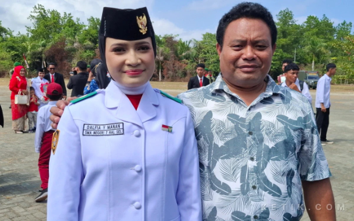 Thumbnail Berita - Bangga Kaka Eto Lihat Dalfia Jadi Paskibraka Halmahera Selatan
