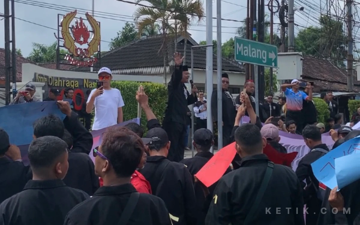 Thumbnail Ratusan Massa PSHT Hitamkan Kantor KONI Blitar, Ancam Turun Aksi 10 Kali Lipat