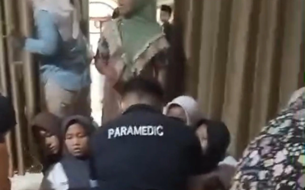 Thumbnail Berita - Ratusan Santri Ponpes Manbaul Hikam Sidoarjo Diduga Keracunan usai Santap Menu MBG