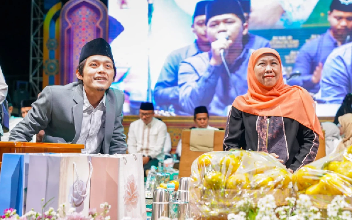 Thumbnail Berita - Jemursari Bersholawat Bersama Gus Iqdam, Gubernur Khofifah Didoakan Jemaah Jadi Presiden RI