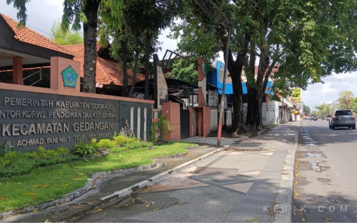 Foto Bekas Kantor Kecamatan Gedangan, Pemkab Sidoarjo, yang juga bakal terkena pembebasan lahan untuk Flyover Gedangan. (Foto: Fathur Roziq/Ketik.com)