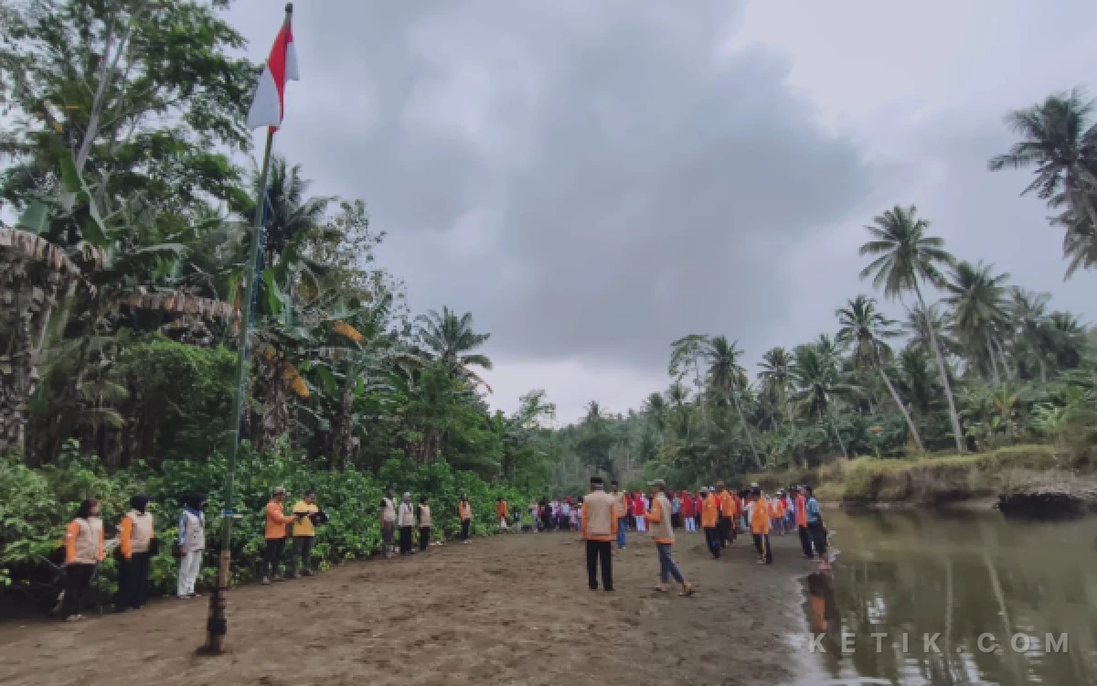 Thumbnail Berita - Unik, Komunitas Tegalsari Maritim Gelar Upacara Bendera di Tepi Sungai Bajulmati Kabupaten Malang, Tegaskan Visi Konservasi