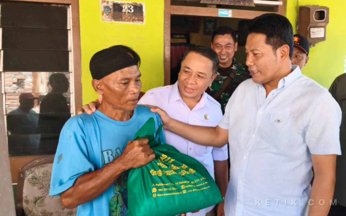 Foto Bupati Subandi bersama anggota DPRD Sidoarjo Supriyono memberikan bantuan sosial untuk warga kurang mampu di Krembung. (Foto: Kominfo Sidoarjo)