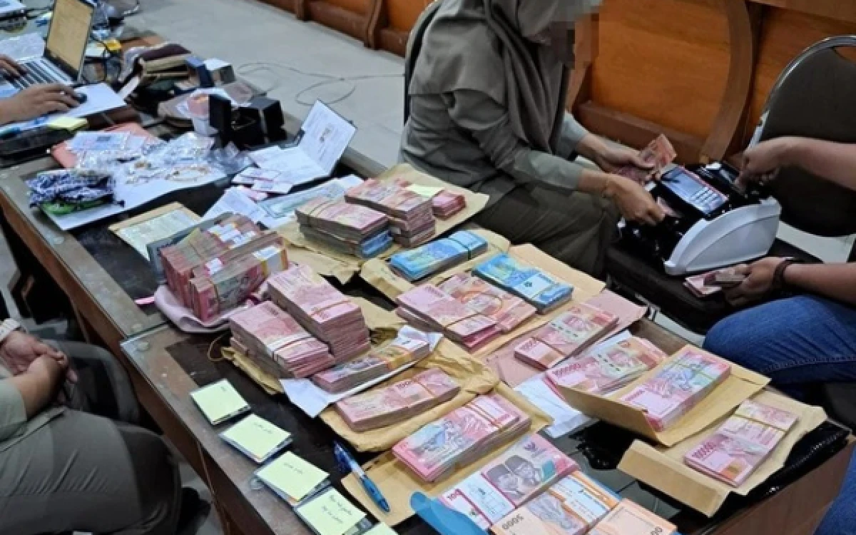 Thumbnail Berita - KPK Sita Perhiasan Diduga Emas Puluhan Juta usai Geledah Kanwil BPN Jatim
