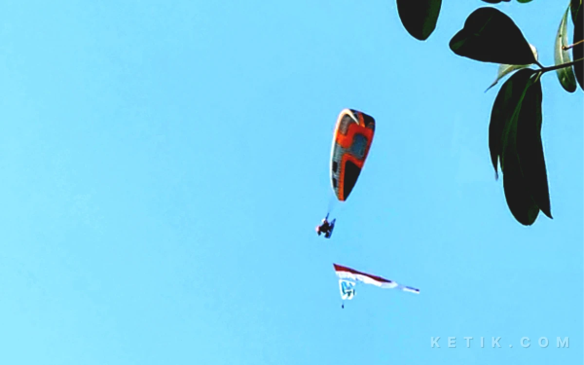 Thumbnail Berita - Kemeriahan Upacara HUT Ke-81 RI, Penerbang Paramotor di Langit Grahadi Bawa Pesan Persatuan dan Kebangsaan