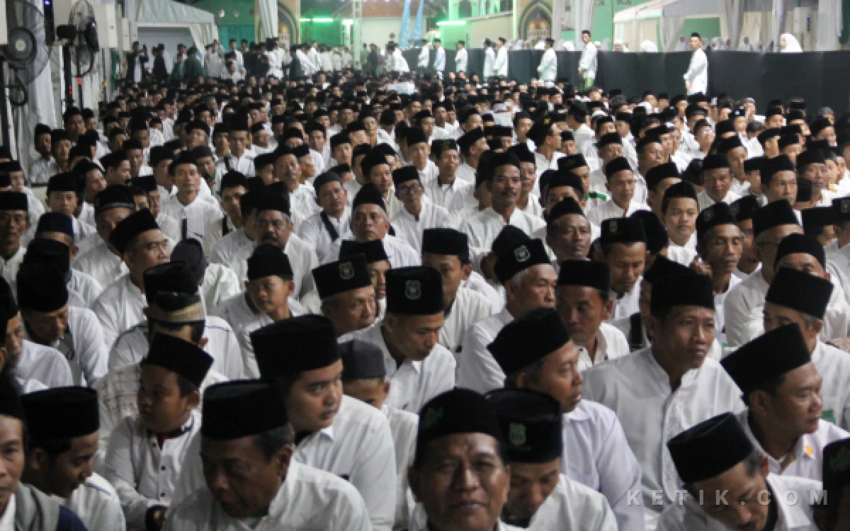 Thumbnail Berita - Puluhan Ribu Santri dan Masyarakat Hanyut dalam Istighosah Jelang Muktamar Ke-35 NU di Tambakberas Jombang