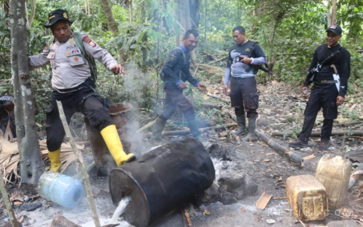 Thumbnail Berita - Saber Miras Polres Halmahera Selatan Bongkar Dua Penyulingan Cap Tikus di Wayamiga