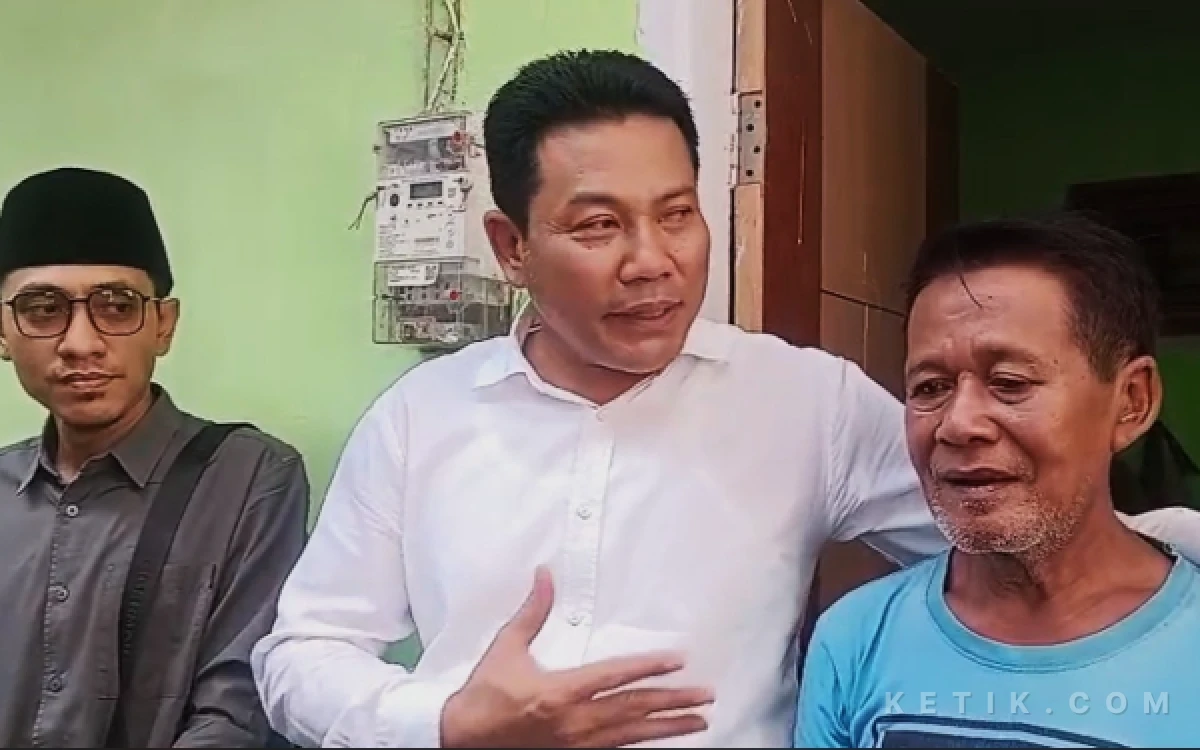 Foto Bupati Subandi bersama Gus Jazuk, ketua Baznas Sidoarjo, menemui Madekan, pemilik RTLH di Sidoklumpuk, yang sudah menerima bantuan pada September 2025 lalu.