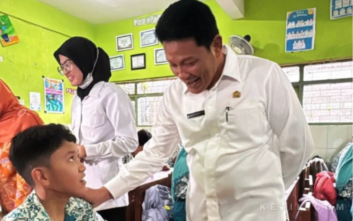 Thumbnail Berita - Hari Pertama Sekolah, Bupati Subandi Beri Semangat Orang Tua, Guru, dan Anak-Anak