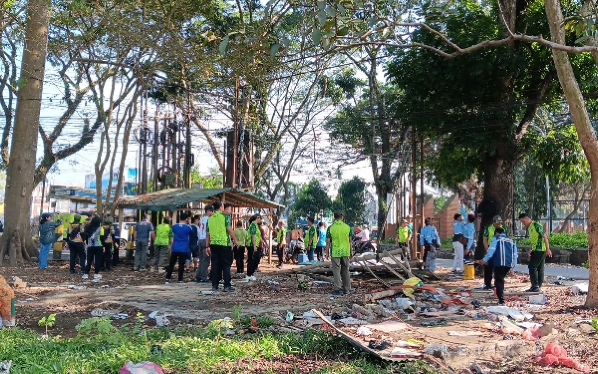 Thumbnail Berita - Pulihkan RTH Buring, 100 Bibit Pohon Langsung Ditanam di Lahan Bekas Penertiban Warung