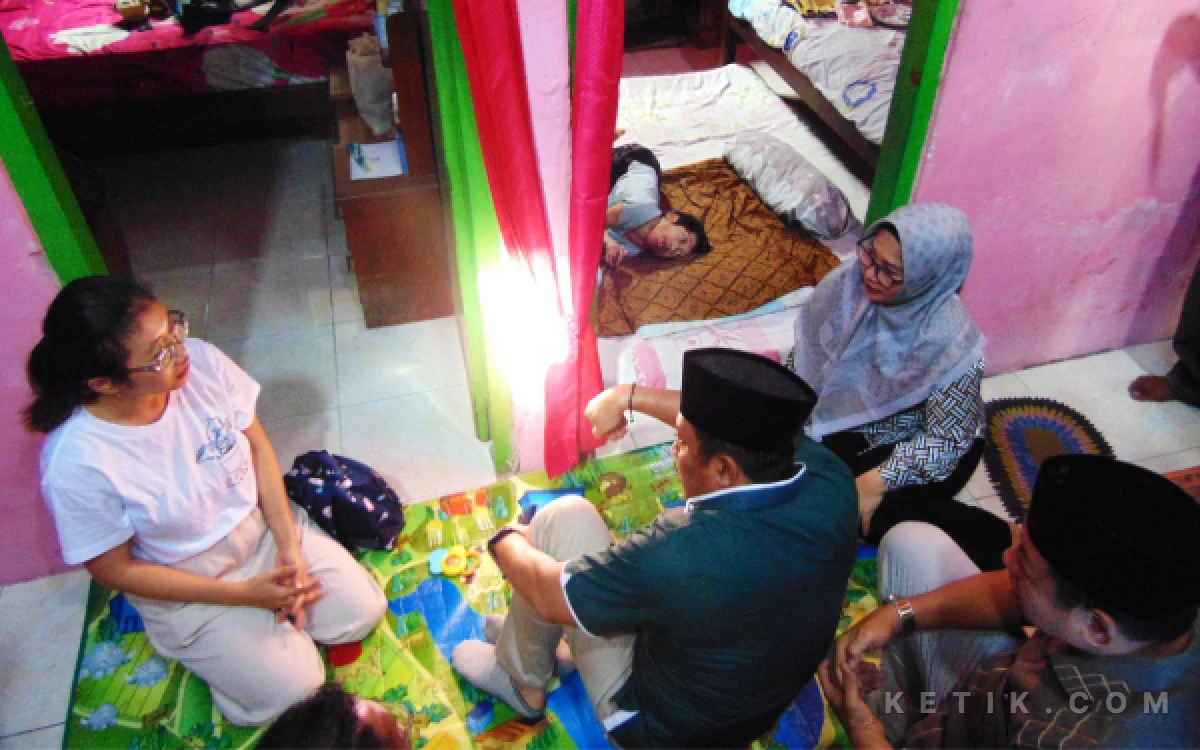 Thumbnail Berita - Komisi D DPRD Sidoarjo Tolong Remaja Putri Penderita Cerebral Palsy di Tanggulangin