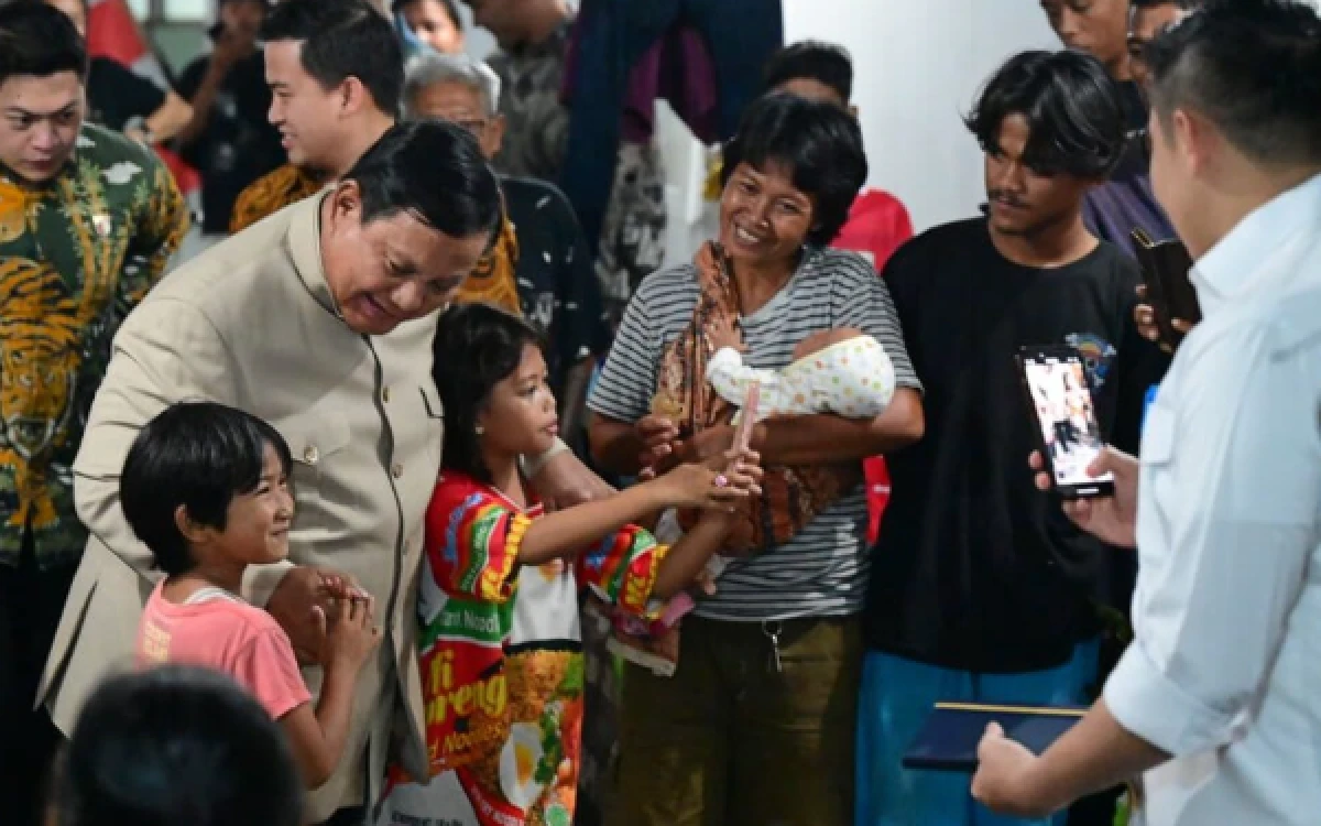 Thumbnail Berita - Malam-malam, Prabowo Mendadak Blusukan Temui Warga Eks Bantaran Rel di Kramat Raya