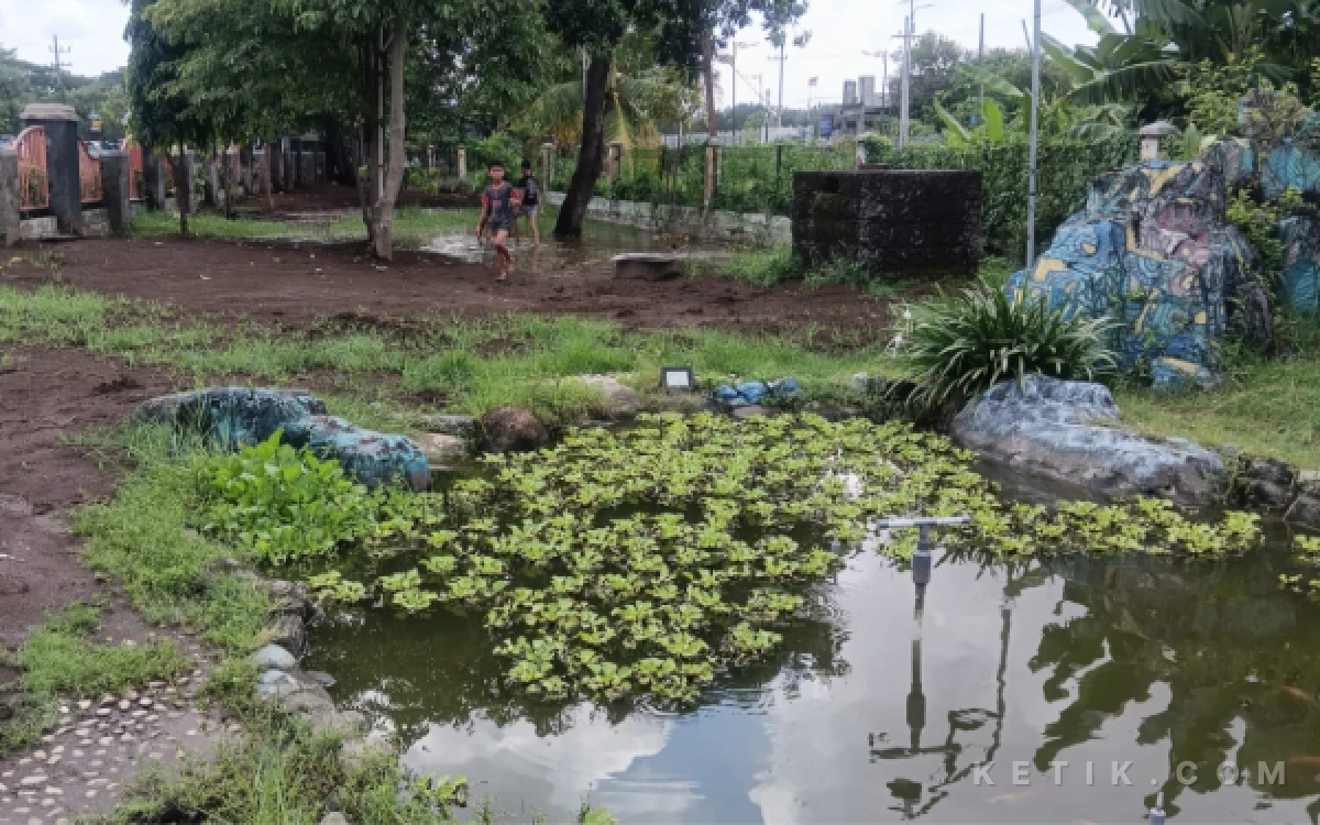 Foto Ruang terbuka hijau berupa taman dan kolam berada satu lokasi dengan Monumen Perjuangan Gedangan. (Foto: Fathur Roziq/Ketik.com)