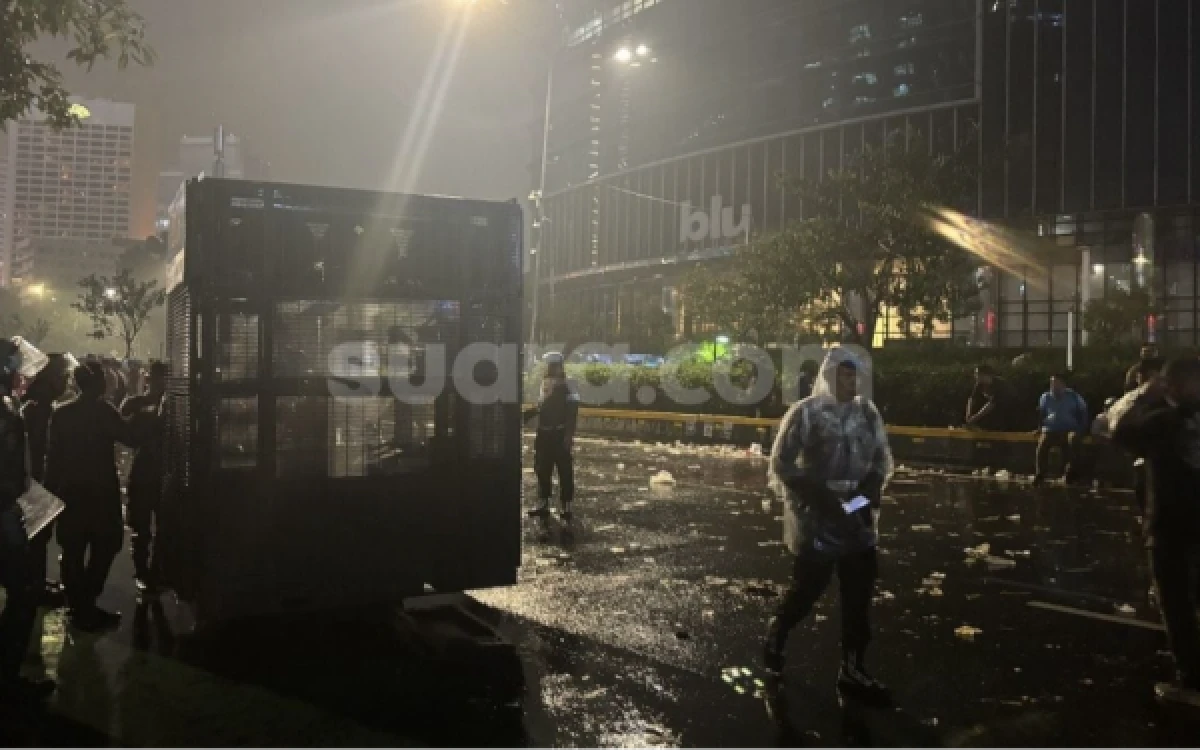 Thumbnail Berita - Hujan Deras Guyur Demo Mahasiswa di Dukuh Atas Jakarta, Polisi Pukul Mundur Massa