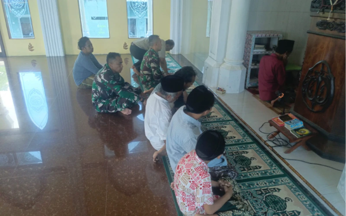 Thumbnail Berita - Tingkatkan Kemanunggalan, Satgas TMMD ke-128 Kodim 0820 Probolinggo Salat Berjamaah Bareng Warga Desa Brabe